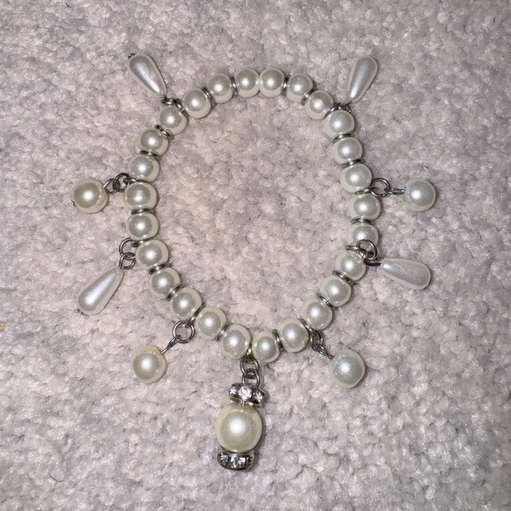 Vintage bracelet with pearl charms and silver details